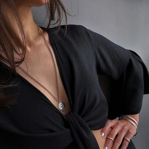 Colar com pingente curto de moeda grega antiga em prata, com corrente rolo em aço inoxidável e pingente redondo. Ideal para presentear ou como presente de Natal. imagem 11