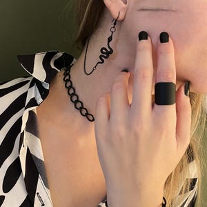 Anello nero regolabile largo, anello a fascia nero minimal, anello nero grosso da donna, anello unisex in metallo nero, anello nero stile rock, stile edgy immagine 7