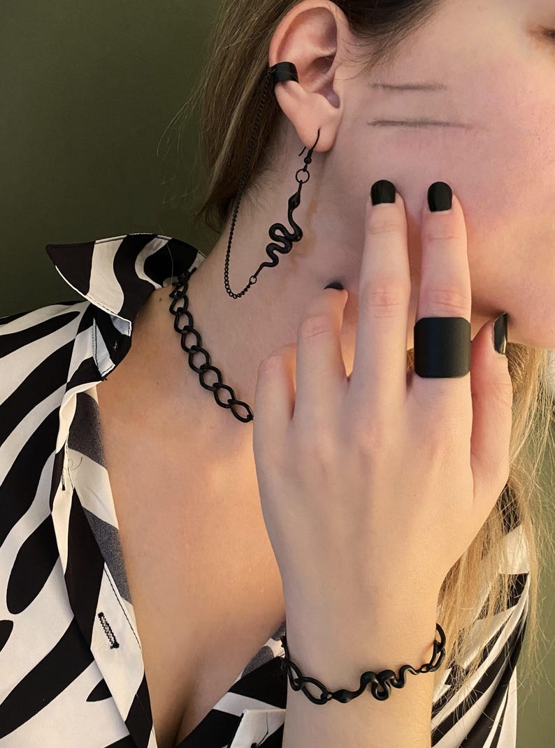 Anello nero regolabile largo, anello a fascia nero minimal, anello nero grosso da donna, anello unisex in metallo nero, anello nero stile rock, stile edgy immagine 7