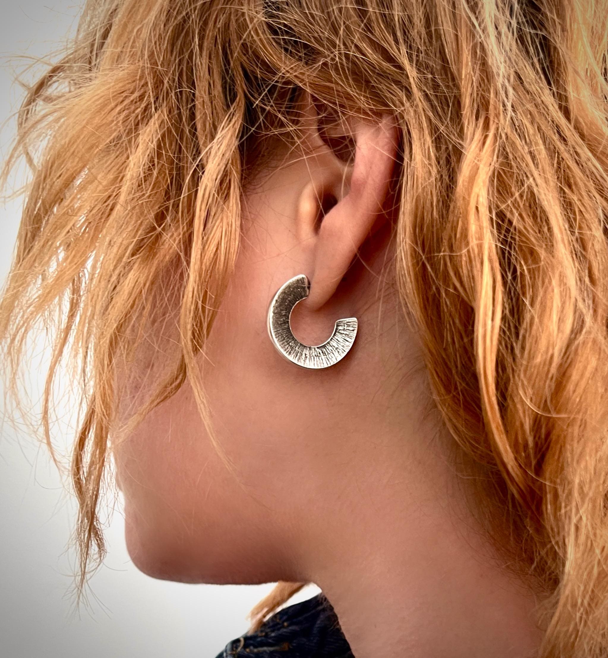 アクセサリー Engraved Hoop Earring (Single) Engraved Hoop Earring (Single)