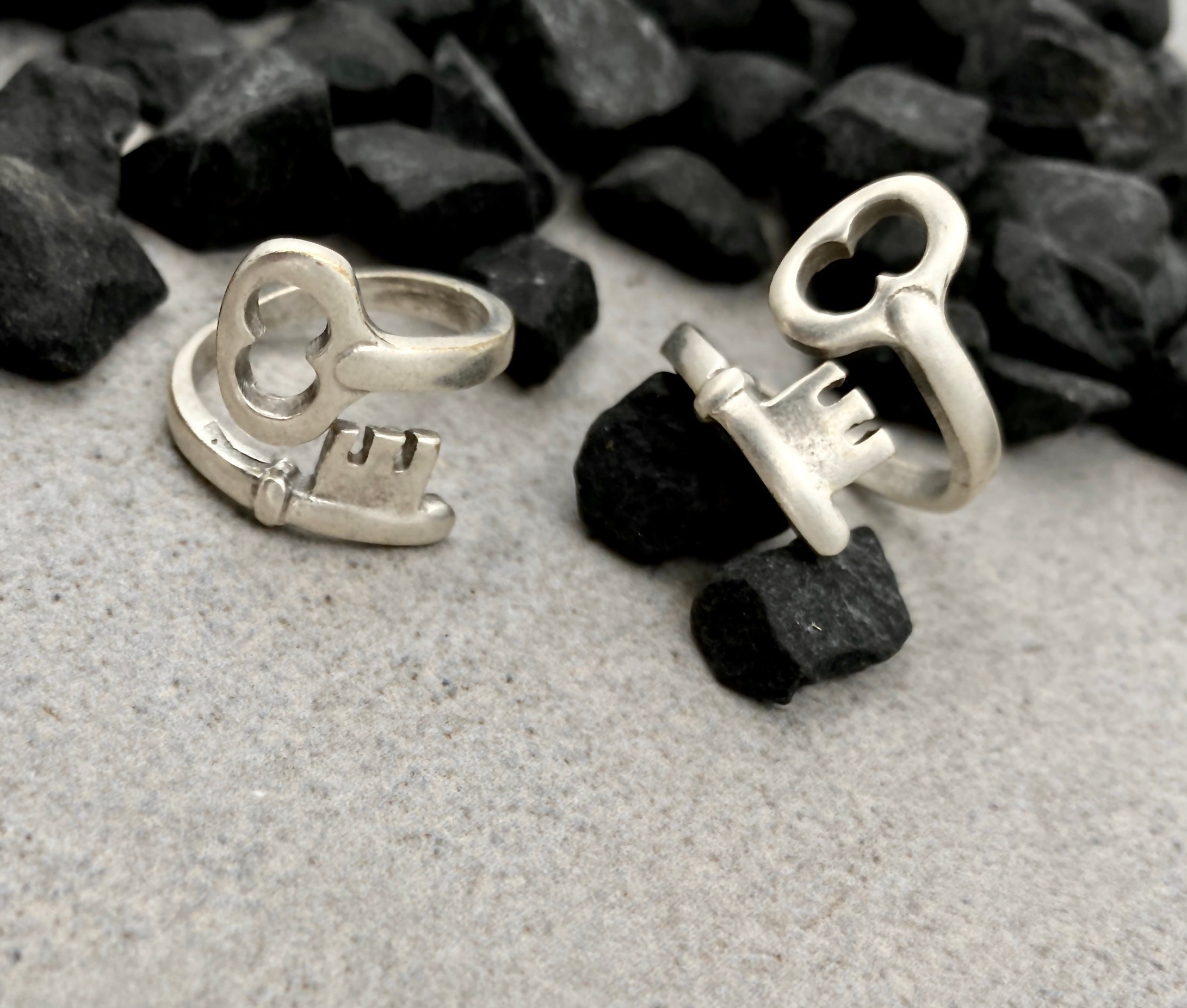 Antique Silver Wrap-around Key Ring, Adjustable Key-shaped Antique Silver Wrap-around Key Ring, Adjustable Key-shaped