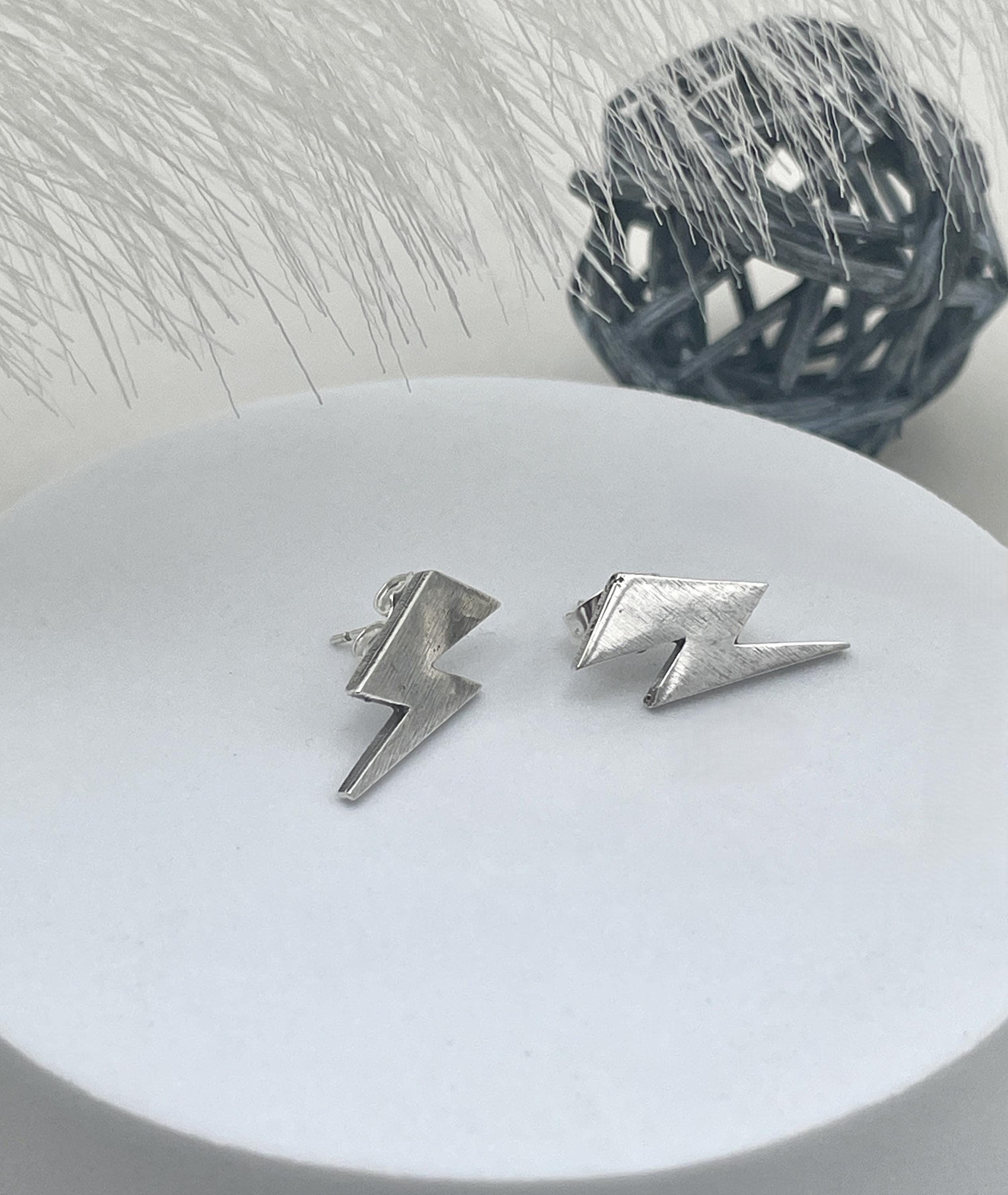 Orecchini A Perno Unisex A Forma Di Fulmine - Vintage In Argento, Minimal, Geometrici, Per Donna E Uomo, In Metallo Ecologico - 4