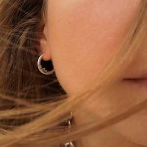 Petites créoles en argent visage de lune, boucles d'oreilles délicates demi-lune, boucles d'oreilles pour femmes de tous les jours, bijoux célestes, idée cadeau de Noël image 3