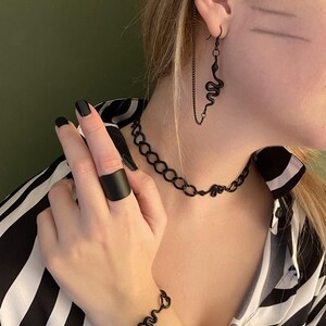 Anello nero regolabile largo, anello a fascia nero minimal, anello nero grosso da donna, anello unisex in metallo nero, anello nero stile rock, stile edgy immagine 3