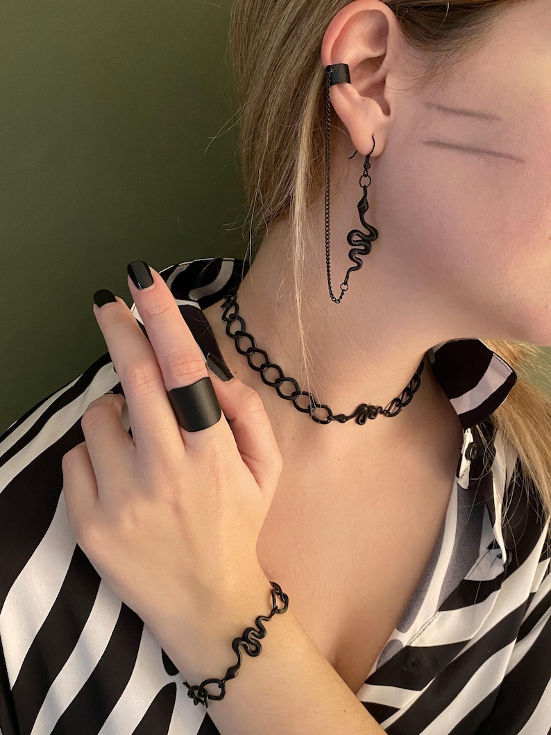 Anello nero regolabile largo, anello a fascia nero minimal, anello nero grosso da donna, anello unisex in metallo nero, anello nero stile rock, stile edgy immagine 3
