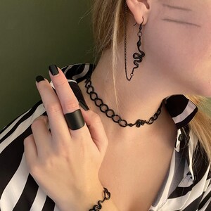 Anello nero regolabile largo, anello a fascia nero minimal, anello nero grosso da donna, anello unisex in metallo nero, anello nero stile rock, stile edgy immagine 10