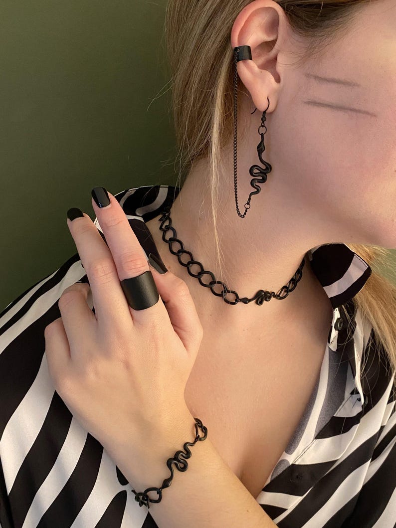 Anello nero regolabile largo, anello a fascia nero minimal, anello nero grosso da donna, anello unisex in metallo nero, anello nero stile rock, stile edgy immagine 10