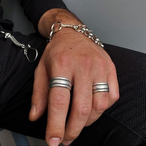 Eenvoudige herenring met drie lijnen en brede band• Antiekzilveren alledaagse gladde roze manchetring• Gegraveerde moderne open rockring• door AnAngelsHug