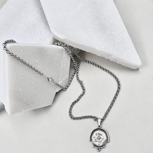 Colar com pingente curto de moeda grega antiga em prata, com corrente rolo em aço inoxidável e pingente redondo. Ideal para presentear ou como presente de Natal. imagem 10