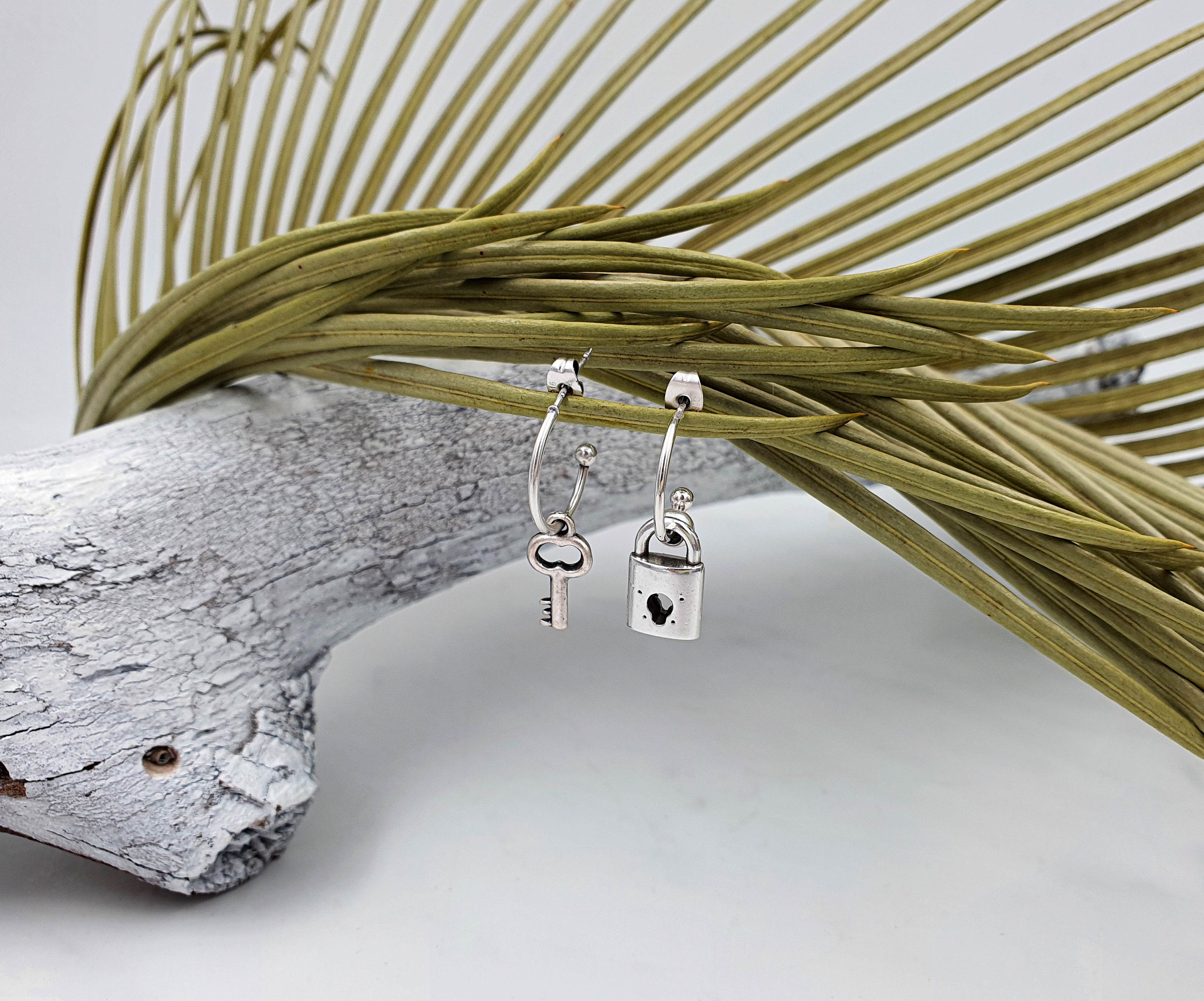イヤリング SILVER KEY AND TAG EARRINGS Q22E05SILVER_-_01.jpg?v=