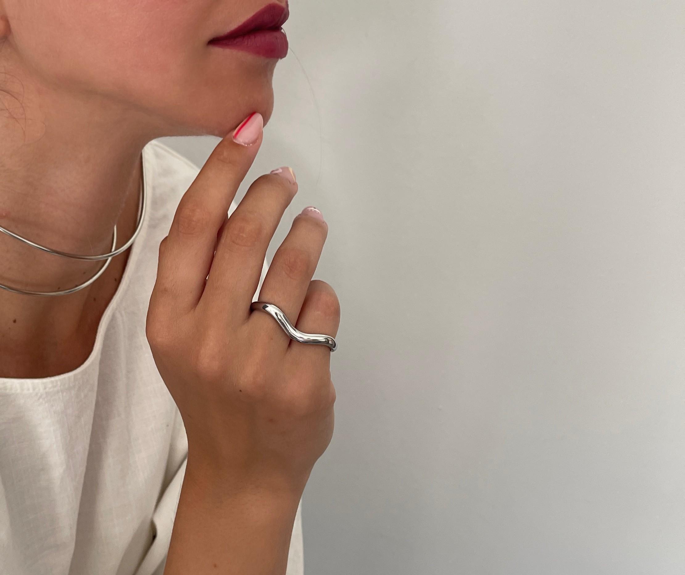 Double Finger Wavy Ring• 18K White Gold Plated Stainless Steel 