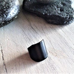 Anello nero regolabile largo, anello a fascia nero minimal, anello nero grosso da donna, anello unisex in metallo nero, anello nero stile rock, stile edgy immagine 6