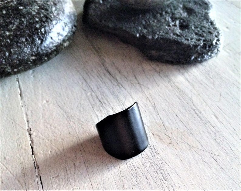 Anello nero regolabile largo, anello a fascia nero minimal, anello nero grosso da donna, anello unisex in metallo nero, anello nero stile rock, stile edgy immagine 6