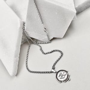 Colar com pingente curto de moeda grega antiga em prata, com corrente rolo em aço inoxidável e pingente redondo. Ideal para presentear ou como presente de Natal. imagem 6