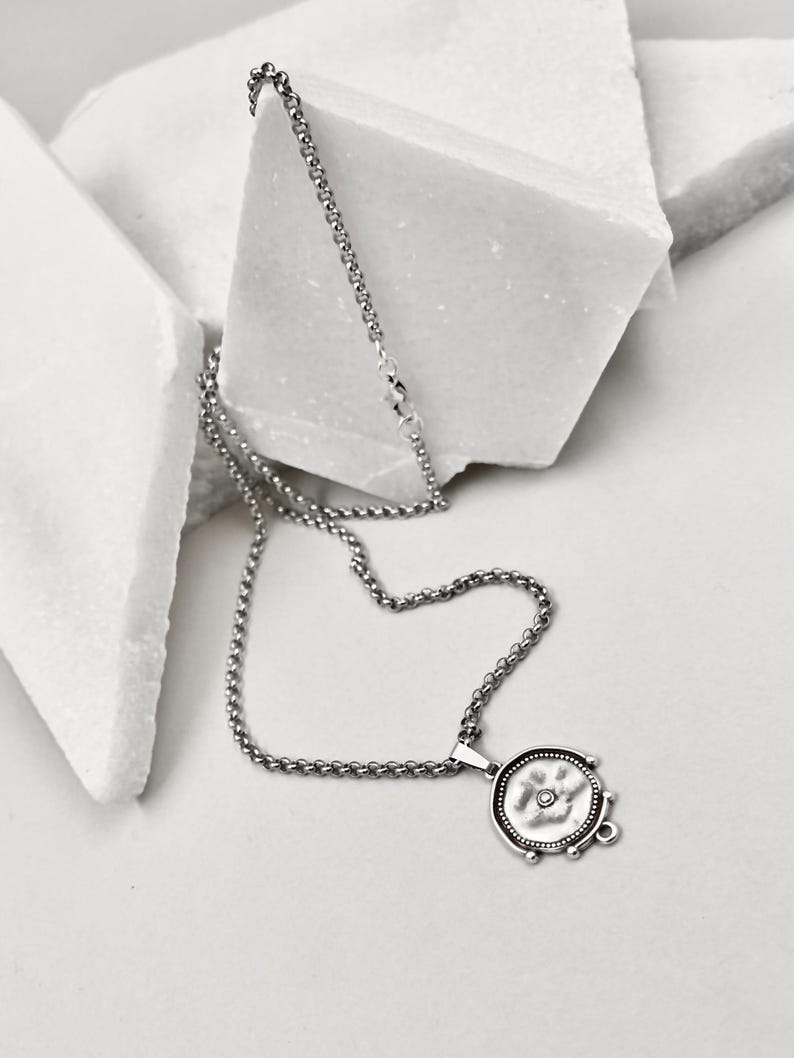 Colar com pingente curto de moeda grega antiga em prata, com corrente rolo em aço inoxidável e pingente redondo. Ideal para presentear ou como presente de Natal. imagem 6
