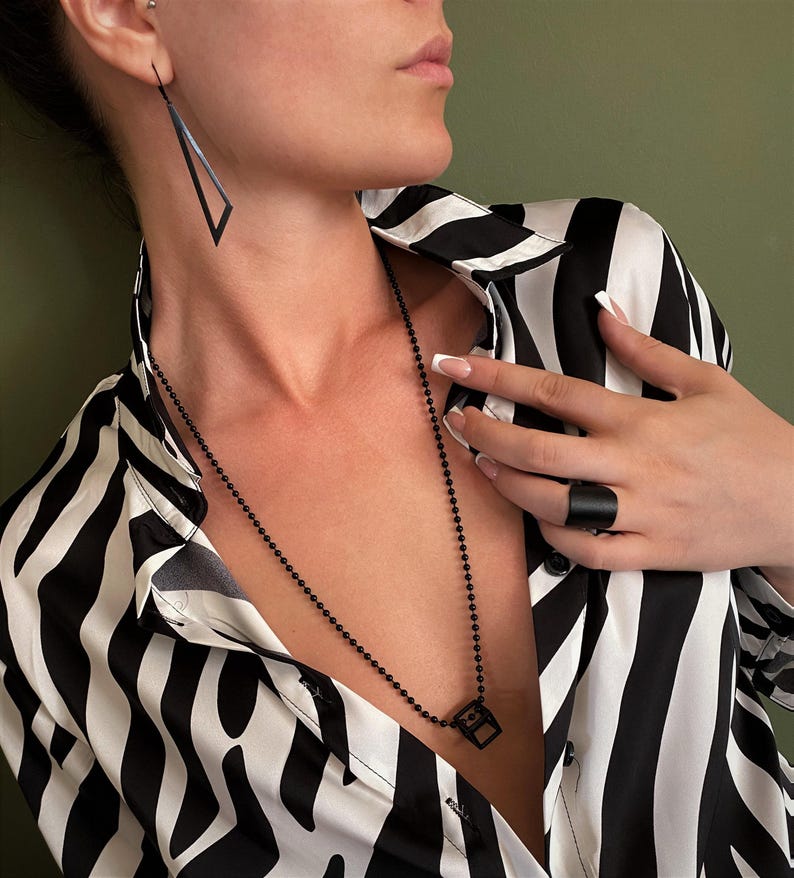 Anello nero regolabile largo, anello a fascia nero minimal, anello nero grosso da donna, anello unisex in metallo nero, anello nero stile rock, stile edgy immagine 9