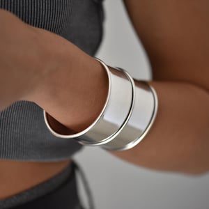 Bracelet manchette extra large en argent antique • Bracelet jonc ouvert épais et audacieux réglable • Bracelet tendance vintage surdimensionné et léger par AnAngelsHug