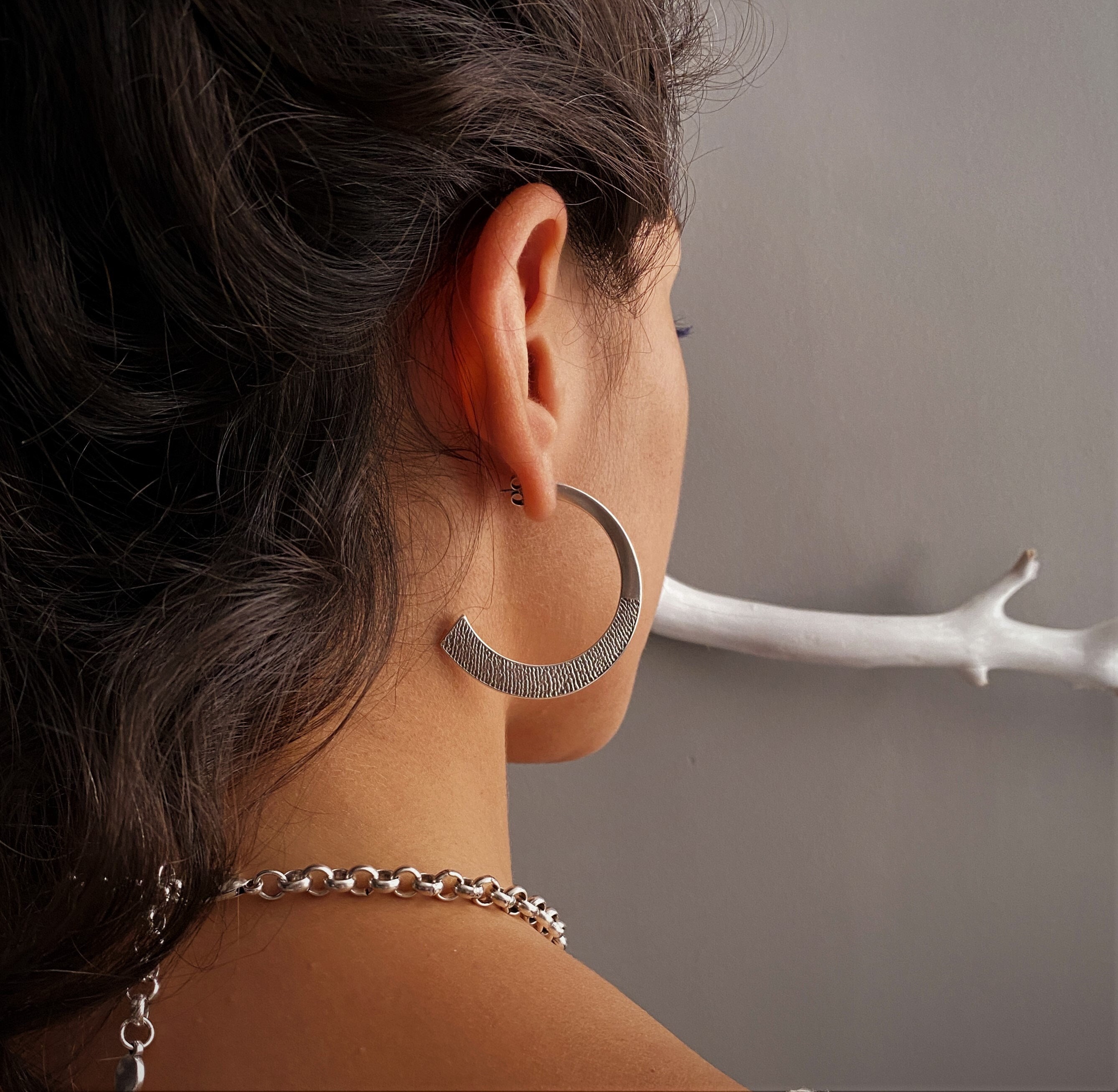 アクセサリー Engraved Hoop Earring (Single) il_fullxfull.5000628472_lv8e.jpg