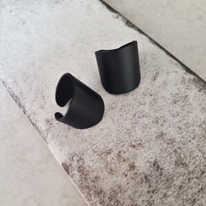 Anello nero regolabile largo, anello a fascia nero minimal, anello nero grosso da donna, anello unisex in metallo nero, anello nero stile rock, stile edgy immagine 2