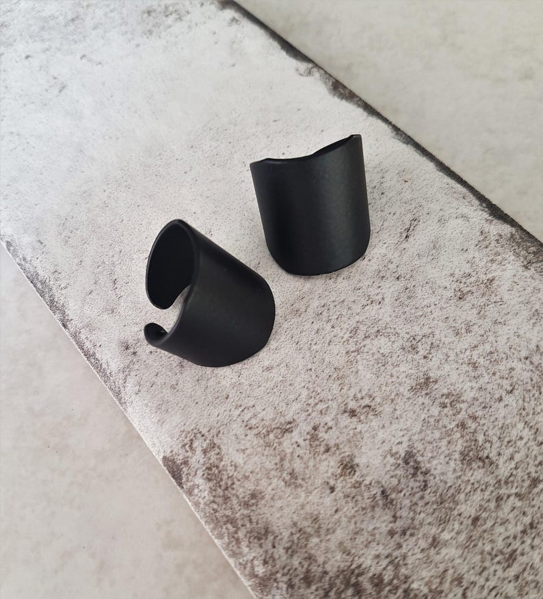 Anello nero regolabile largo, anello a fascia nero minimal, anello nero grosso da donna, anello unisex in metallo nero, anello nero stile rock, stile edgy immagine 2