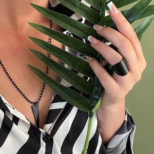 Anello nero regolabile largo, anello a fascia nero minimal, anello nero grosso da donna, anello unisex in metallo nero, anello nero stile rock, stile edgy immagine 5