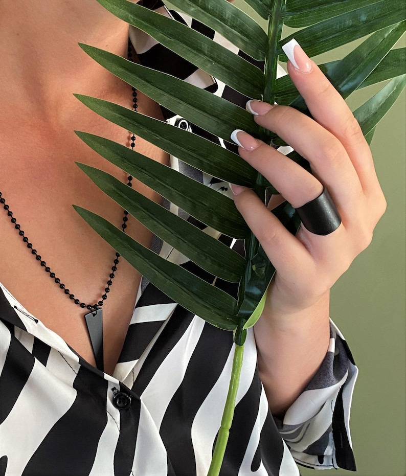 Anello nero regolabile largo, anello a fascia nero minimal, anello nero grosso da donna, anello unisex in metallo nero, anello nero stile rock, stile edgy immagine 5
