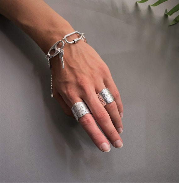 ELLA STEIN Connect The Circles Stackable Band Ring