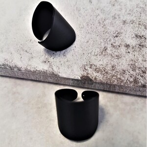 Anello nero regolabile largo, anello a fascia nero minimal, anello nero grosso da donna, anello unisex in metallo nero, anello nero stile rock, stile edgy immagine 8