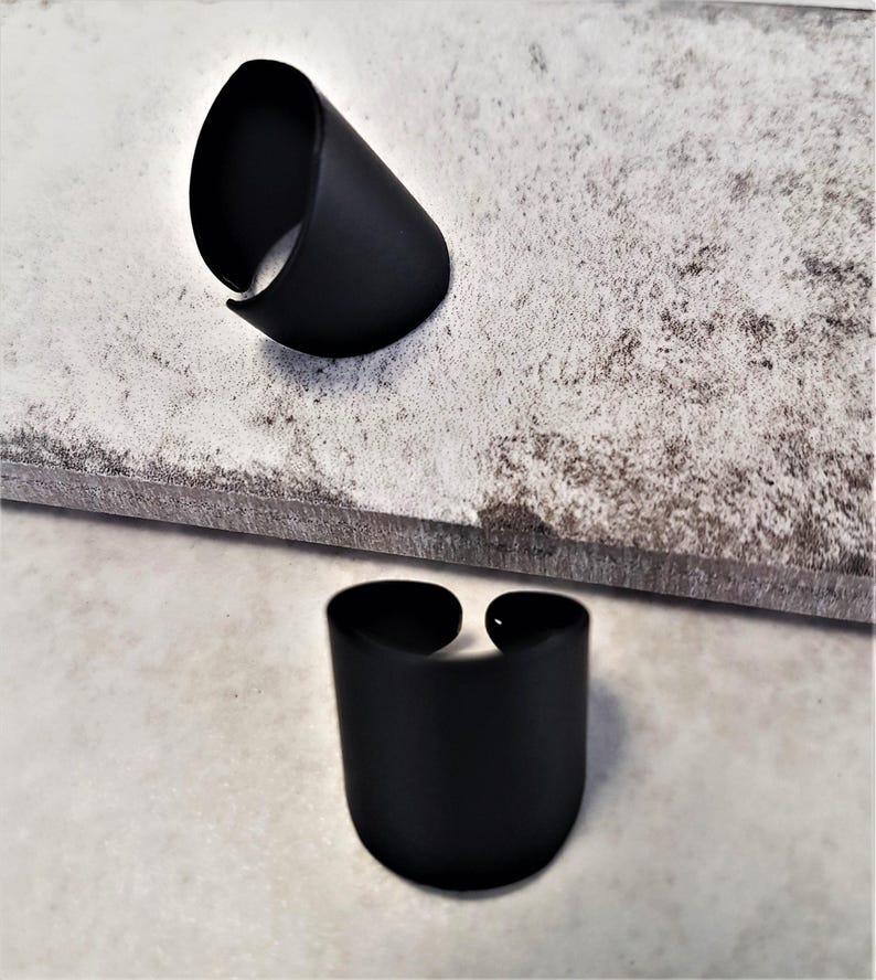 Anello nero regolabile largo, anello a fascia nero minimal, anello nero grosso da donna, anello unisex in metallo nero, anello nero stile rock, stile edgy immagine 8