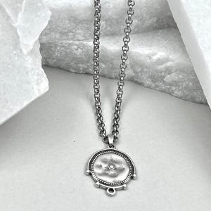 Colar com pingente curto de moeda grega antiga em prata, com corrente rolo em aço inoxidável e pingente redondo. Ideal para presentear ou como presente de Natal. imagem 2