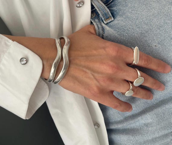 ヴィンテージ！Silver Wavy Cuff ブレスレット Wavy Antique Silver Open Cuff Bracelet• Sturdy Silver Abstract