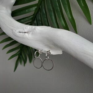 Pendientes de plata con círculos entrelazados minimalistas: delicados pendientes geométricos colgantes.