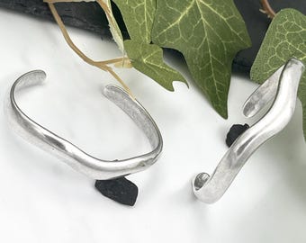 ヴィンテージ！Silver Wavy Cuff ブレスレット Wavy Antique Silver Open Cuff Bracelet• Sturdy Silver Abstract