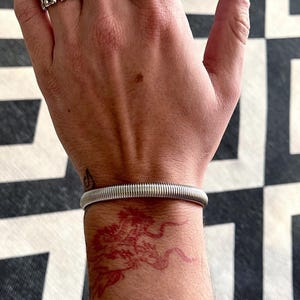 Pulsera ajustable de acero inoxidable plateado con diseño de espiral • Brazalete abierto con textura minimalista • Pulsera de estilo industrial moderno de AnAngelsHug • Regalo unisex