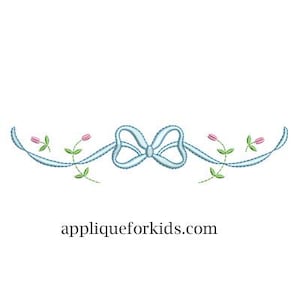 Puede incluir: Un diseño de bordado que presenta una cinta azul claro atada en un lazo central, extendiéndose hacia afuera con pequeños capullos de tulipán rosa sobre tallos verdes a cada lado. El texto "appliqueforkids.com" aparece impreso en negro.