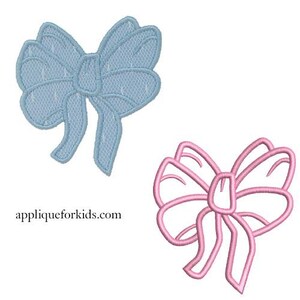 Peut inclure: Deux motifs de nœuds brodés, l'un bleu clair avec un remplissage texturé en forme de maille et l'autre rose avec un point de contour simple. Le texte appliqueforkids.com est imprimé en noir dans la zone inférieure gauche de l'image.