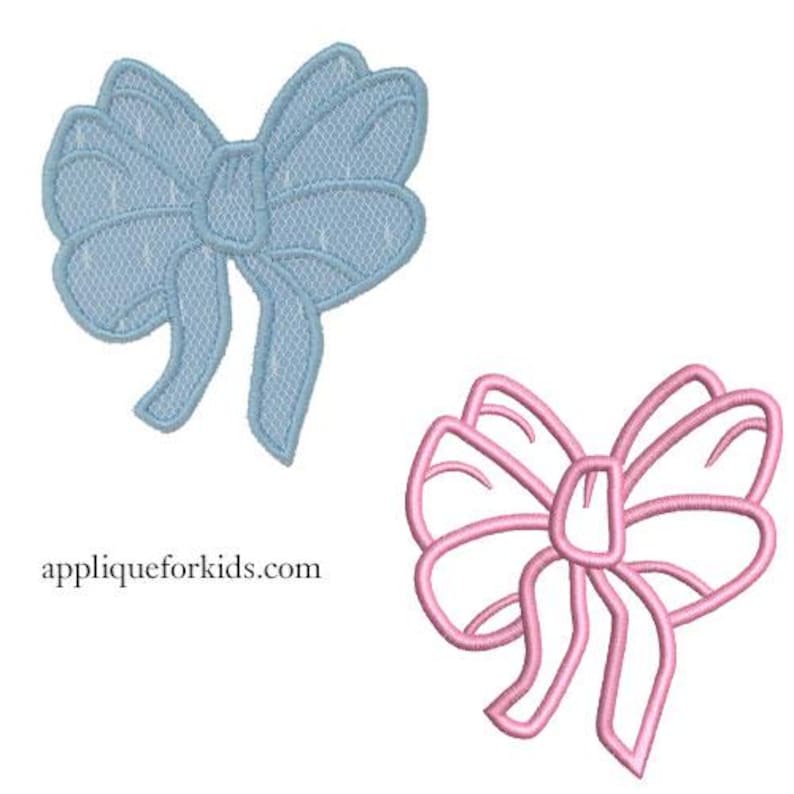 Pode incluir: Dois desenhos de la&ccedil;os bordados, um em azul claro com um preenchimento texturizado tipo malha e outro em rosa com um ponto de contorno simples. O texto appliqueforkids.com est&aacute; impresso em preto na parte inferior esquerda da imagem.