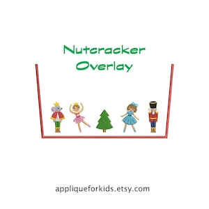 Può includere: Un disegno per ricamo con il testo Nutcracker Overlay in verde. Sotto, cinque figure ricamate: un topo re, una ballerina in abito rosa, un pino verde, una ragazza in abito azzurro e un soldatino schiaccianoci, incorniciati da linee rosse.