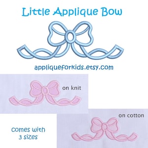 Puede incluir: Un diseño de bordado de un lazo con cintas fluidas, etiquetado como Little Applique Bow y appliqueforkids.etsy.com. El diseño se muestra en azul claro, y en rosa sobre tela de punto y algodón, con texto que indica 3 sizes.