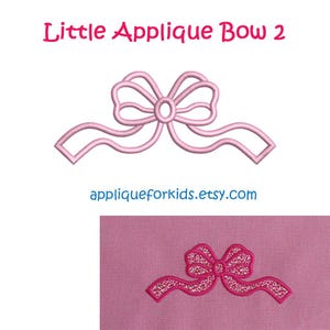 Puede incluir: Un contorno de lazo bordado en rosa claro con el texto Little Applique Bow 2 y appliqueforkids.etsy.com arriba y abajo. Debajo, una muestra de tela rosa presenta un lazo bordado en rosa oscuro con un relleno de patrón floral.