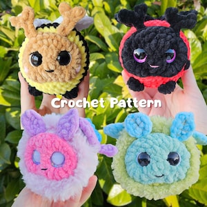 Könnte beinhalten: Vier gehäkelte Stofftiere mit Glitz Augen. Die Tiere sind eine Biene, ein Marienkäfer, ein pink- und lilafarbenes Wesen und ein blau- und grünfarbenes Wesen. Der Text "Crochet Pattern" ist im Bild sichtbar.