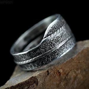 Anillo de compromiso forjado a mano para hombre, estilo brutalista, rústico, de plata de ley, con acabado oxidado, elegante y resistente.