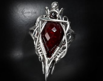 Anillo gótico grande de plata de ley hecho a mano, cuarzo rojo y granate. Joyería alternativa de bruja y vampiro.