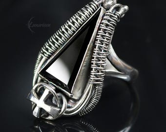 Anillo de ónix negro artesanal: joyería gótica de plata de ley oxidada