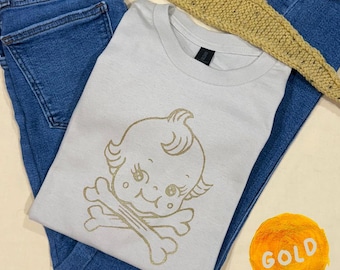 キューピーベビー 半袖ユニセックスTシャツ | ゴールドSVKタトゥーロゴ | ベージュTシャツ