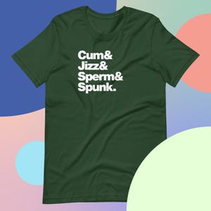 Może przedstawiać: Ciemnozielony t-shirt z krótkim rękawem z białym nadrukiem na klatce piersiowej. Tekst brzmi: Cum& Jizz& Sperm& Spunk. Odzież posiada okrągły dekolt i standardowy krój, wykonana jest z jednokolorowej tkaniny.