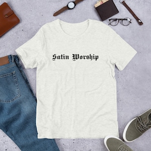 SATIN WORSHIP Tori Strange Little Girls Zabawna, bezczelna, zaktualizowana koszulka unisex