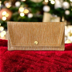 Cartera de mujer en color naranja y dorado, cartera de tres pliegues, cartera de piel sintética para mujer, cartera vegana con rayas en color naranja y dorado, cierre a presión