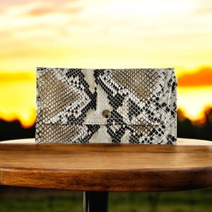 Cartera de mujer con estampado de serpiente, cartera triple de piel sintética para mujer, cartera beige y negra de piel sintética con estampado de serpiente, solapa frontal con cierre a presión, cartera para teléfono.