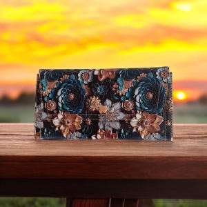 Cartera de mujer con diseño floral color melocotón, de piel sintética, con tres pliegues, con solapa frontal con cierre a presión y para teléfono.